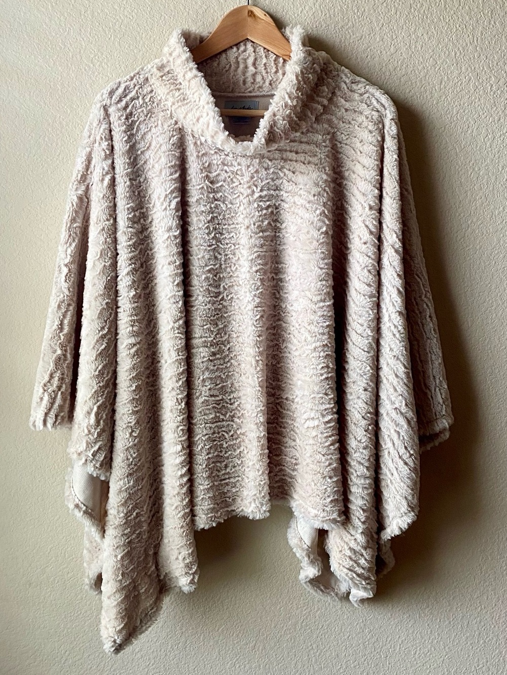Le Moda Poncho Women's OS Cream Plush Faux Fur Textured Soft Cozy Coat Classy